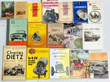 un grand nombre de livres posés sur une table