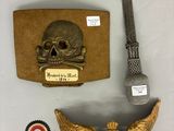 de nombreux objets exposés sur la table