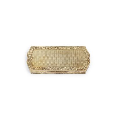 une boîte rectangulaire plaquée or, ornée d'un motif