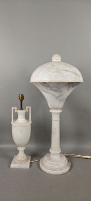 paire de lampes en marbre blanc sur socle, surmontées d'une lampe