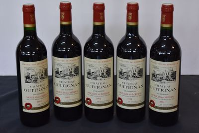 six bouteilles de vin sont alignées sur une table