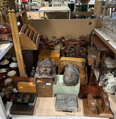 un grand nombre d'articles exposés dans le magasin
