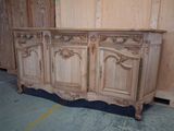 une commode très ancienne, avec beaucoup de bois apparent