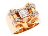 gros plan d'une bague en or avec des diamants sur fond blanc