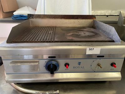 un grill posé sur une table dans une cuisine