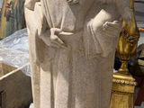 une statue de femme tenant un enfant dans ses bras