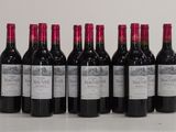six bouteilles de vin sont alignées sur une table