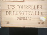 un panneau en bois sur lequel on peut lire « Les Tourelles de Longueville »