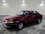 une photo d'une voiture bordeaux garée dans un garage