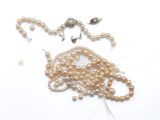 un collier orné de perles sur un fond blanc