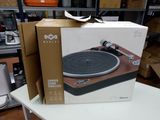 une boîte posée sur une table, sur laquelle se trouve un tourne-disque