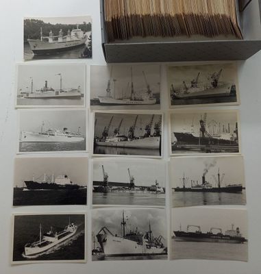 beaucoup de vieilles photos de bateaux sur la table