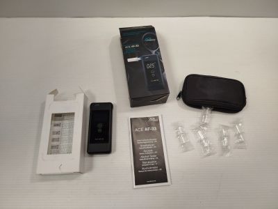 un téléphone portable posé sur une table à côté d'une boîte
