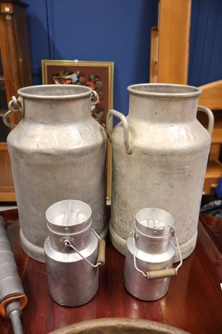 Lot de 2 pots à lait aluminium H 49 et 2 petits pots à lait H19 c...