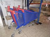 un caddie bleu posé au milieu d'une pièce