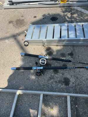 une paire de skis et une paire de bâtons de ski posés par terre