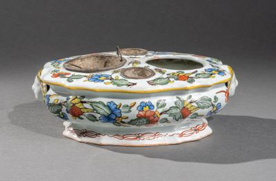 un petit bol muni d'un couvercle orné d'un motif floral