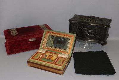 une petite boîte contenant un miroir et une petite boîte contenant un miroir