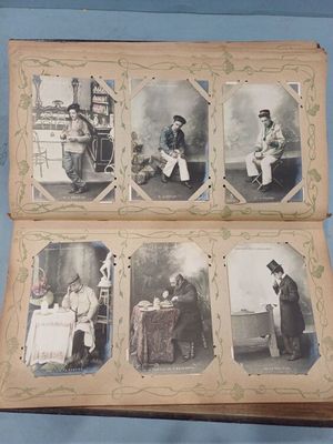 quatre photos d'un homme et d'une femme assis à une table