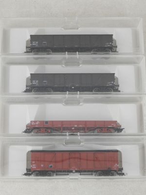 trois wagons sont placés dans une boîte transparente posée sur une surface blanche