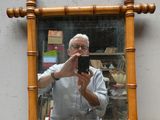 un homme se prenant en photo dans un miroir