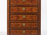une commode ancienne avec dessus en marbre