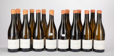 six bouteilles de vin sont alignées sur une table