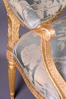 Fauteuil en bois mouluré, sculpté et redoré. (photo 4)