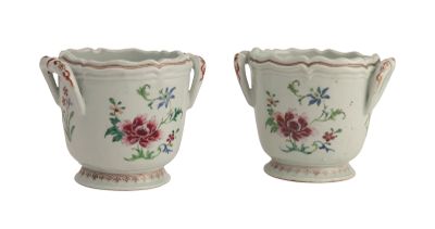 deux vases blancs ornés de motifs floraux