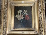 tableau représentant un vase de fleurs dans un cadre doré, posé sur une étagère