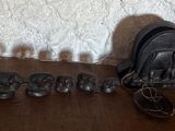 une table en bois sur laquelle sont posés tout un tas d'objets