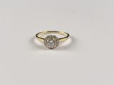 gros plan d'une bague en diamant sur une surface blanche