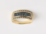 une bague en or sertie de saphirs bleus et de diamants