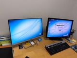 deux écrans et un clavier sur le bureau