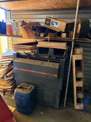 une pile de cartons empilés les uns sur les autres sur une étagère dans un garage