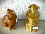 deux figurines représentant un chien et un chat, posées sur une table