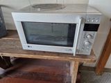 un micro-ondes posé sur une table en bois
