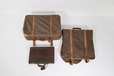 deux bagages posés l'un à côté de l'autre sur une surface blanche