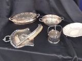 une table sur laquelle se trouvent de nombreux objets en argent