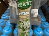 de nombreuses bouteilles d'eau posées sur une étagère dans un magasin