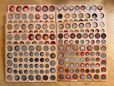 beaucoup de pièces de monnaie qui se trouvent dans une boîte en bois
