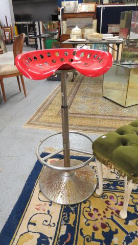 Tabouret de bar en métal chromé. Vendu en l’état