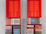 deux boîtiers en plastique rouges contenant divers films et DVD