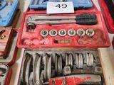 un grand nombre d'outils posés sur une table