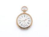 une montre de poche en or avec des chiffres romains
