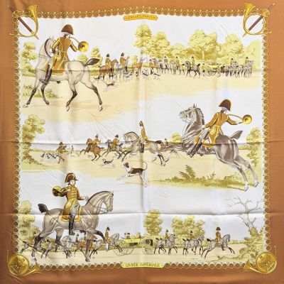 une écharpe marron et blanche sur laquelle figurent des hommes à cheval