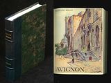 deux livres posés côte à côte sur une table