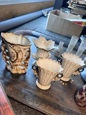 trois vases posés sur un plateau posé sur une table