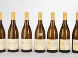 six bouteilles de vin sont alignées dans une rangée