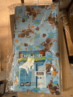 un gros plan sur une boîte de papier cadeau sur laquelle figure l'image d'un singe